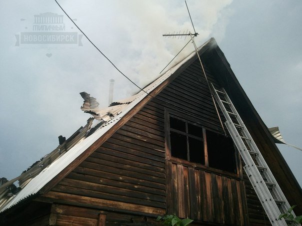 Молния подожгла дом в Новосибирске